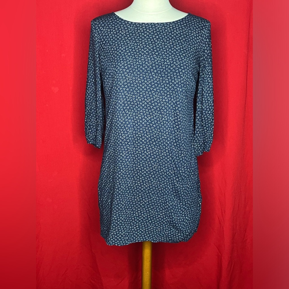 Women's Size S/P Old Navy Blue Ditsy Print‎ 3/4 sleeve top.